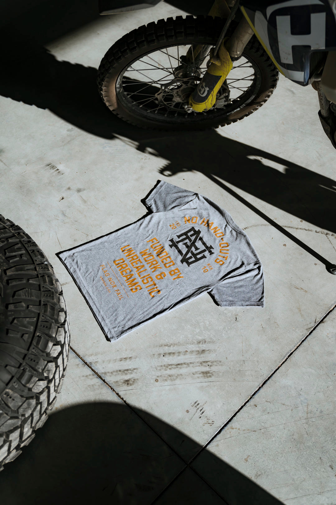 NO HAND OUTS TEE - GREY