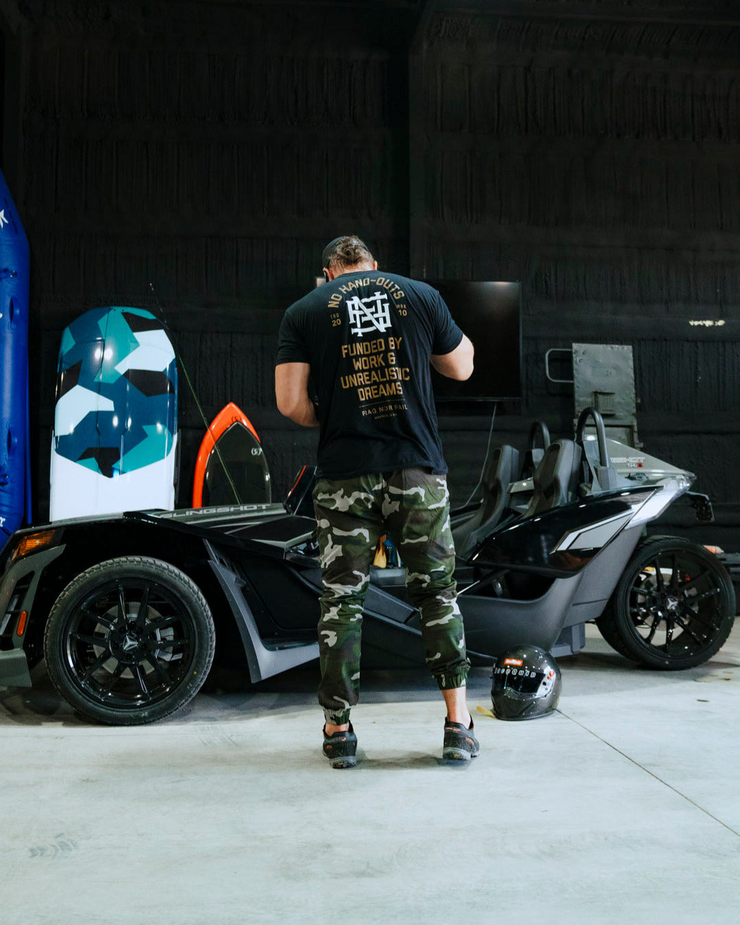 NO HAND OUTS TEE - BLACK