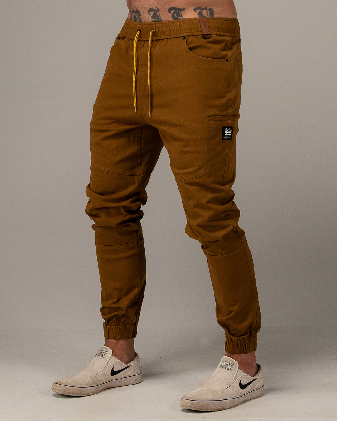 GOAT JOGGER - SADDLE