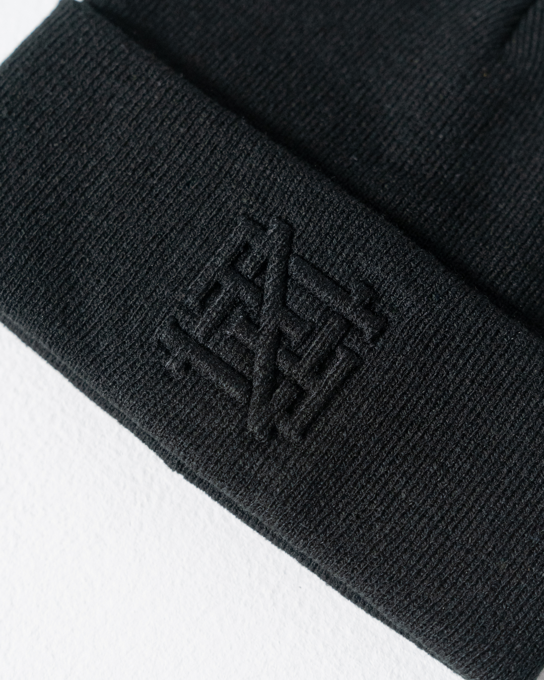 EMBOSSED BEANIE - BLACK