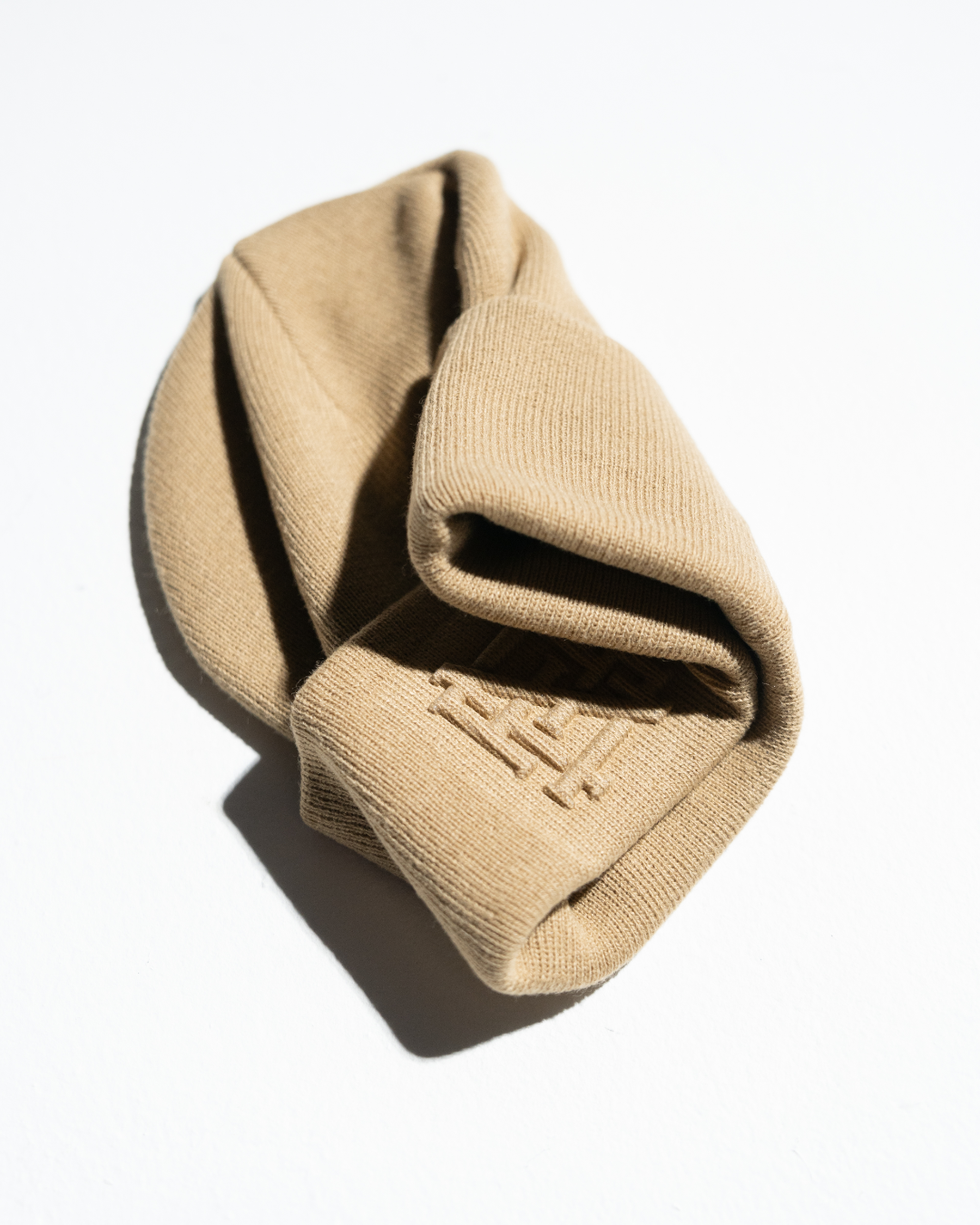 EMBOSSED BEANIE - LIGHT TAN