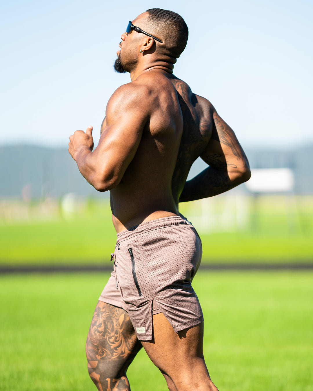 MENS MOMENTUM PATCH MESH SHORTS - EARTH