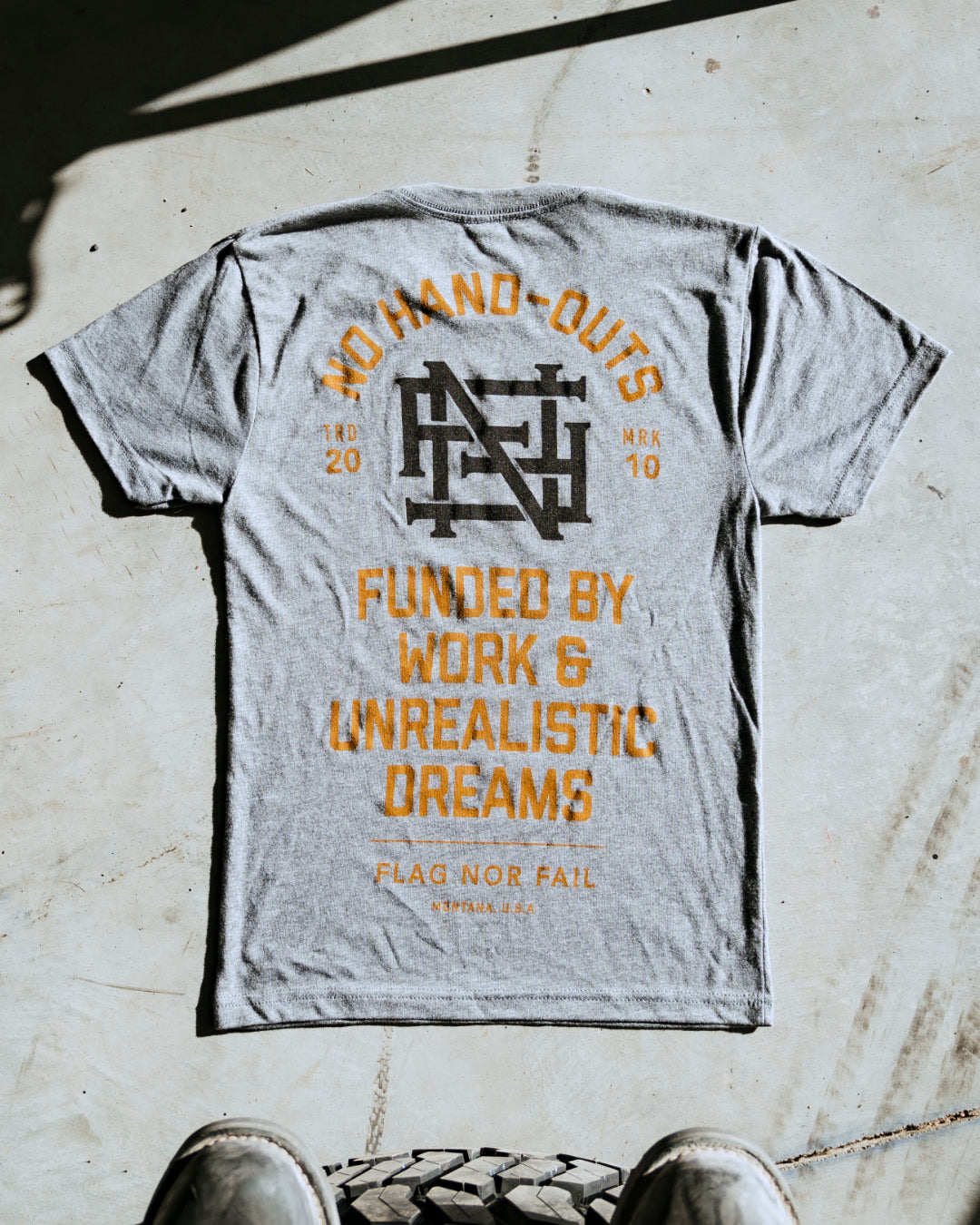NO HAND OUTS TEE - GREY