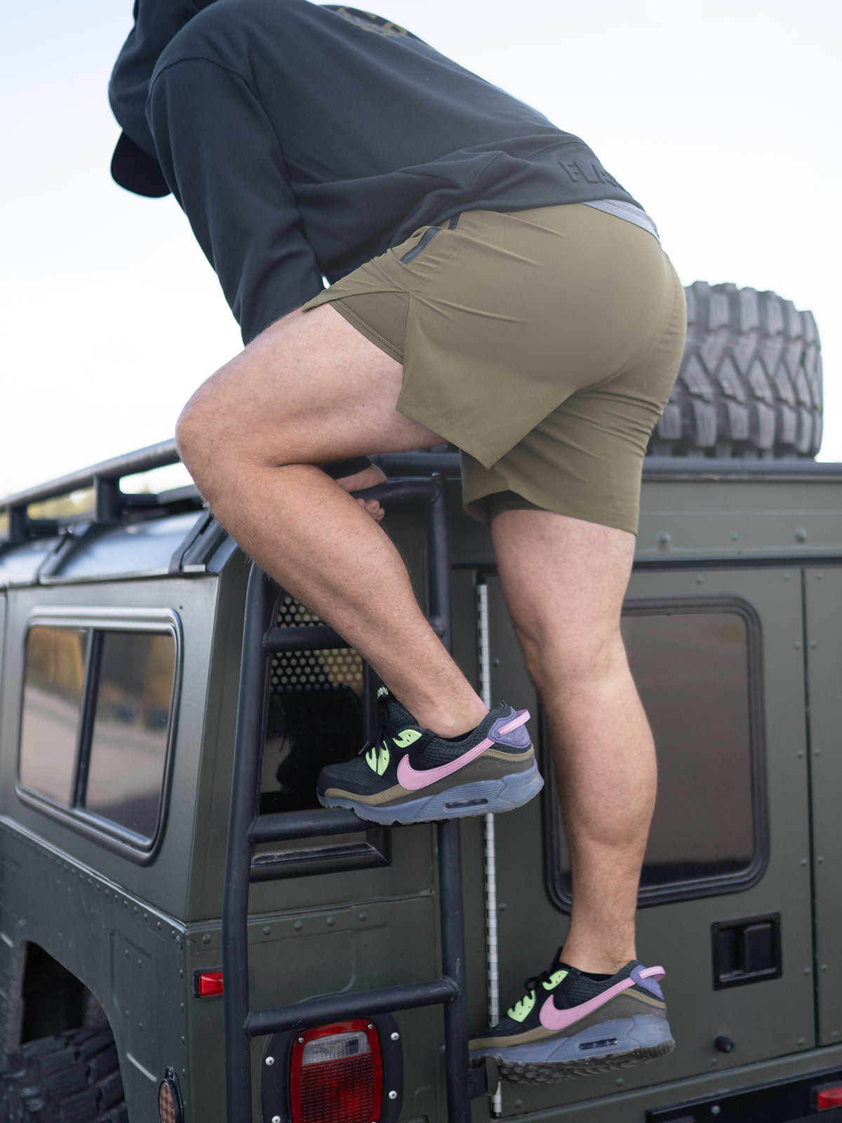 MOMENTUM  SHORTS - OLIVE