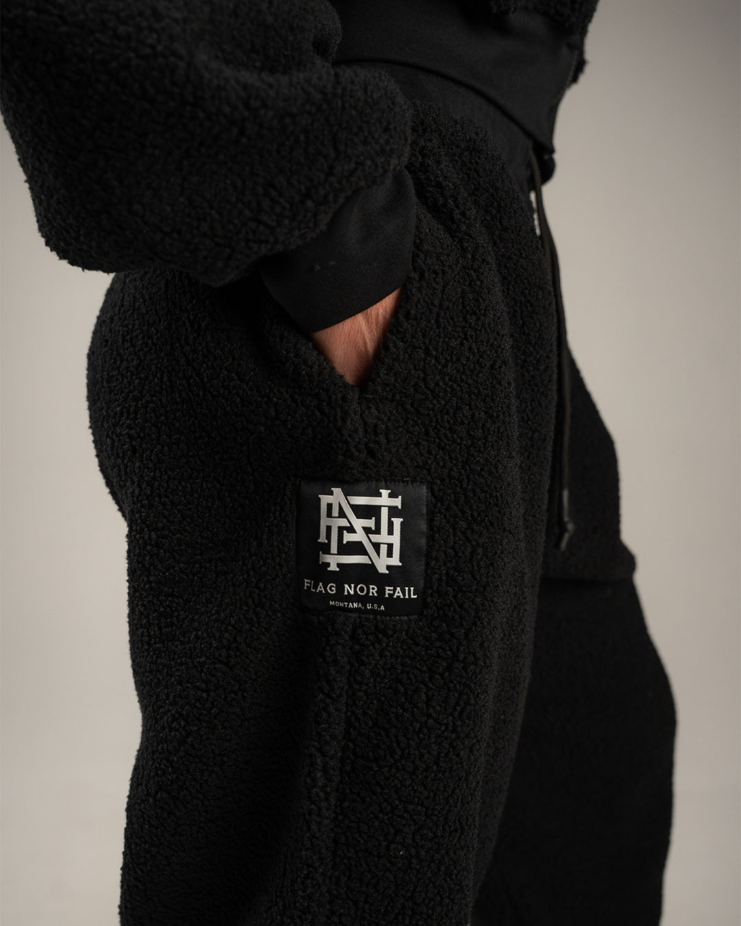 WOMENS OVERSIZED SWEATPANTS - BLACK SHERPA